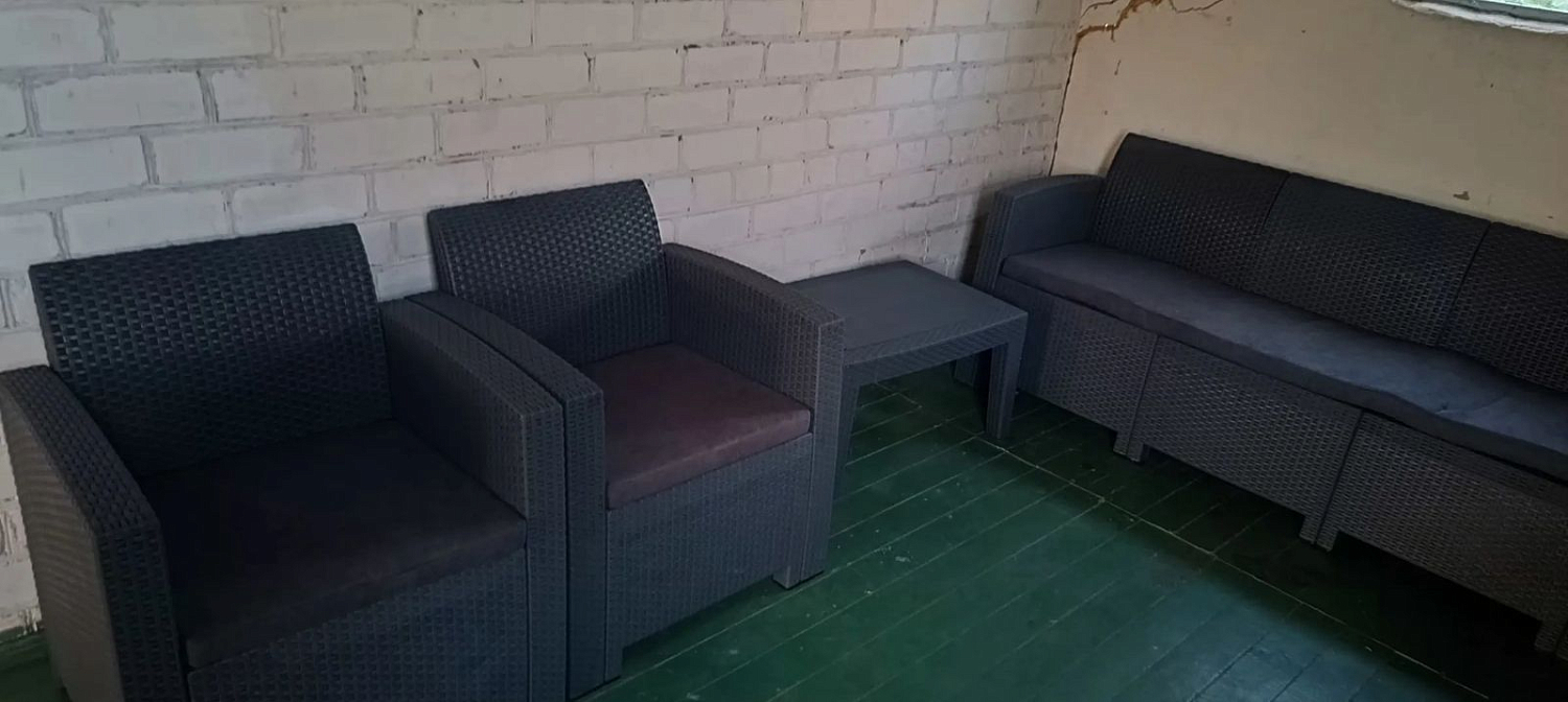 Комплект мебели Royal Family LANA M графит во дворе загородного дома